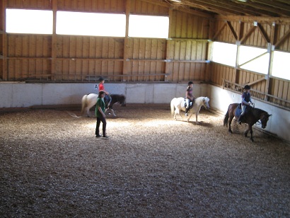 Reitunterricht in der Halle